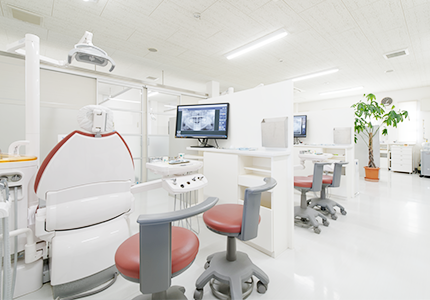 豊富な実績と確かな技術で信頼されるインプラント治療