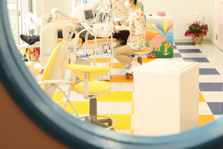 のぞき窓から治療を見守ることができます