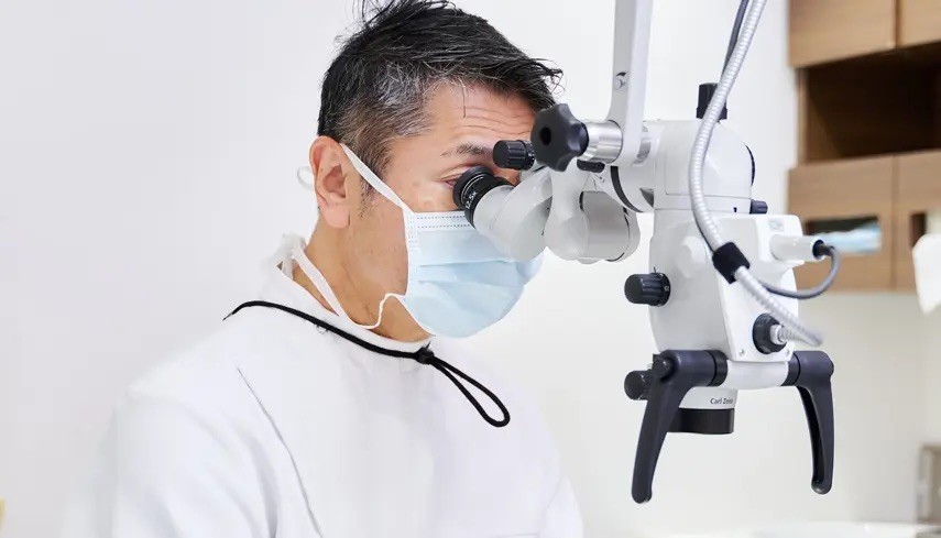 拡大鏡やマイクロスコープ を使用した精密治療