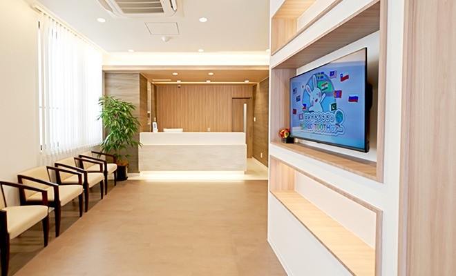 ①クリニックエンブレム　②受付　③待合室