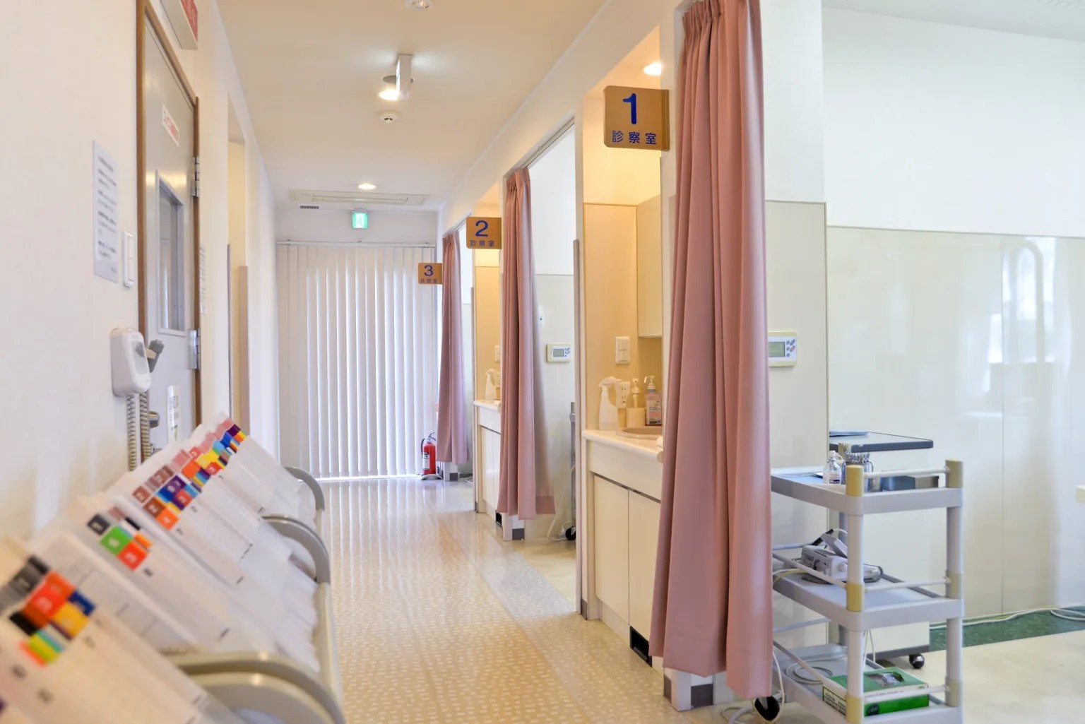 ①外観②待合室③診療室