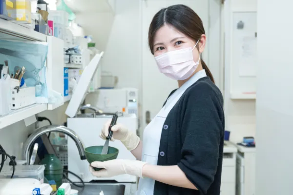 自然な白さと強度を両立するジルコニア素材を採用