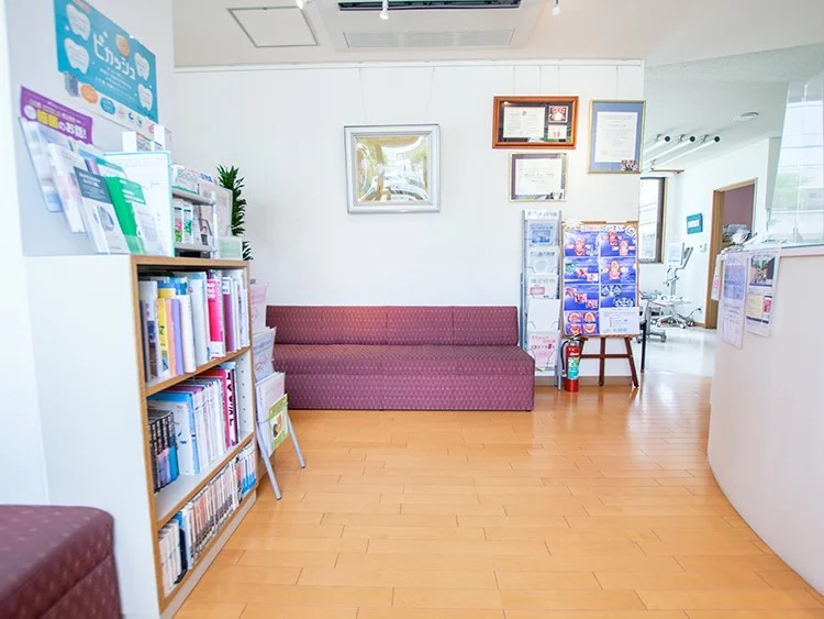 待合室には退屈しないよう雑誌などが置かれています