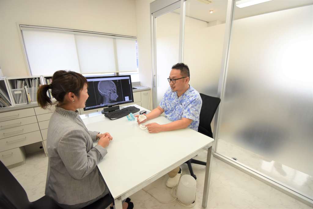 セファログラムで撮影したレントゲンを患者さんに説明