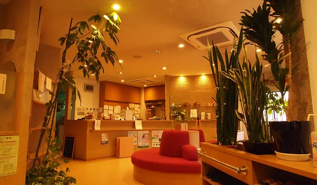 ①外観➁待合室③内観