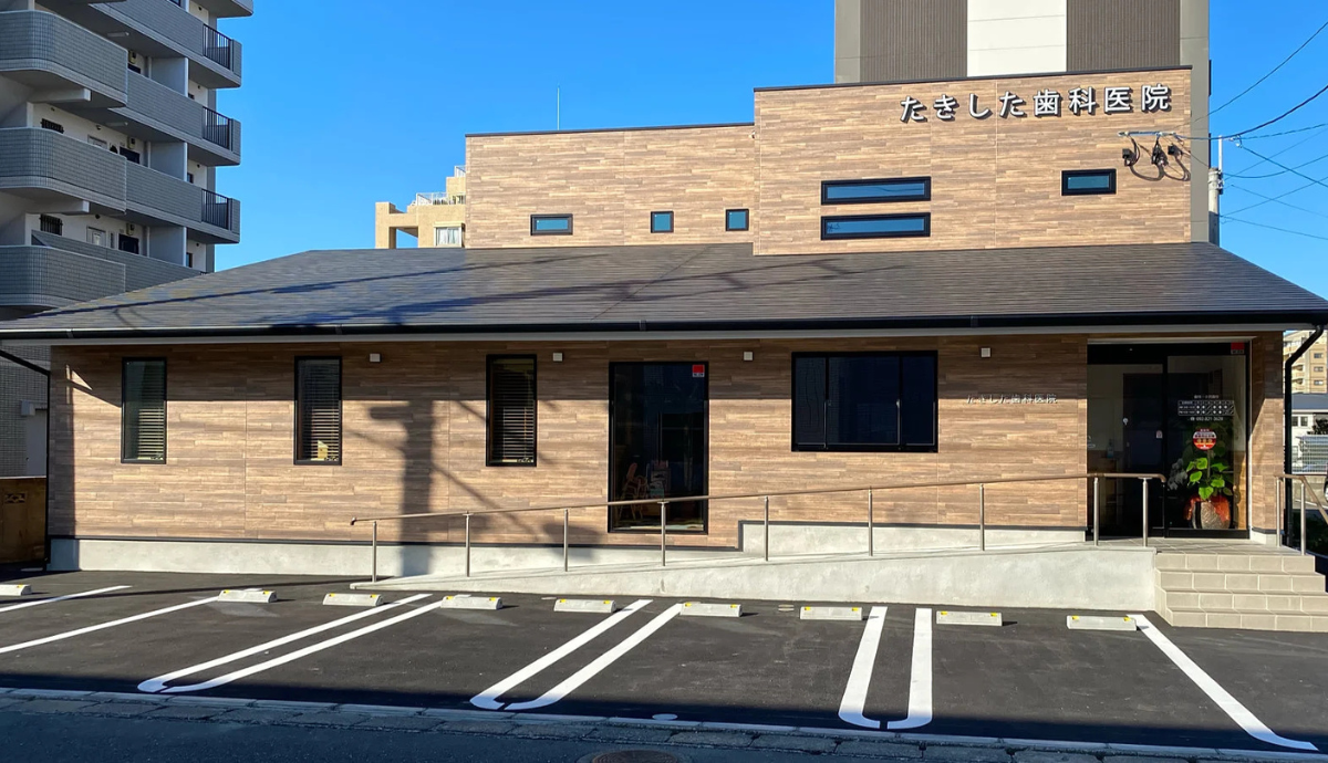 【藤崎駅より原バス停 徒歩1分】義歯・総合歯科に対応し家族で通えるたきした歯科医院