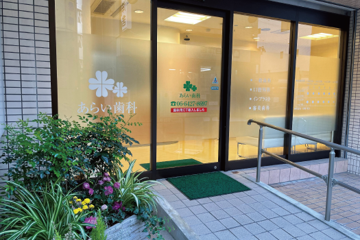 ①医院入口 ②説明風景 ③医院イメージ画像