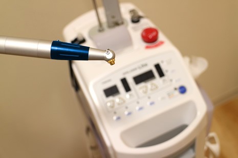 痛くない治療のために使われるレーザー治療器です