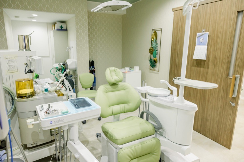 患者様の口腔内の状態を確認しながら、適切な治療と管理を行っています