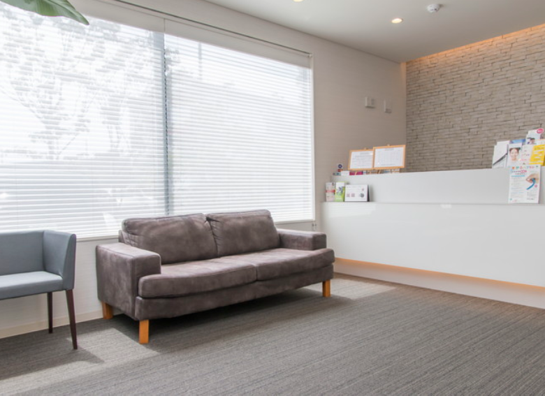 ①クリニック外観　②受付・待合室　③キッズスペース