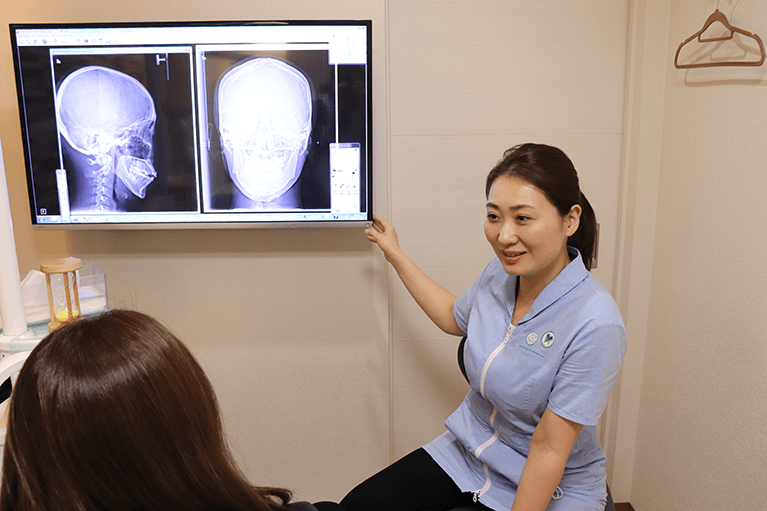 結婚式やイベントを控えた短期集中型の矯正プランにも対応し、特別な日の笑顔をサポートします