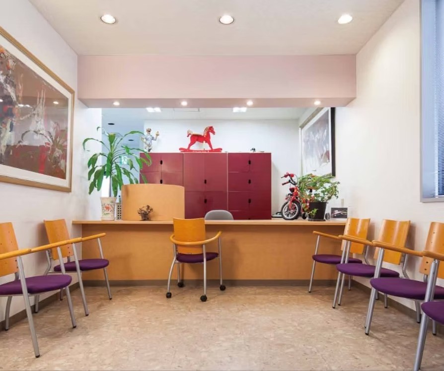 ①②クリニック外観　③クリニック内