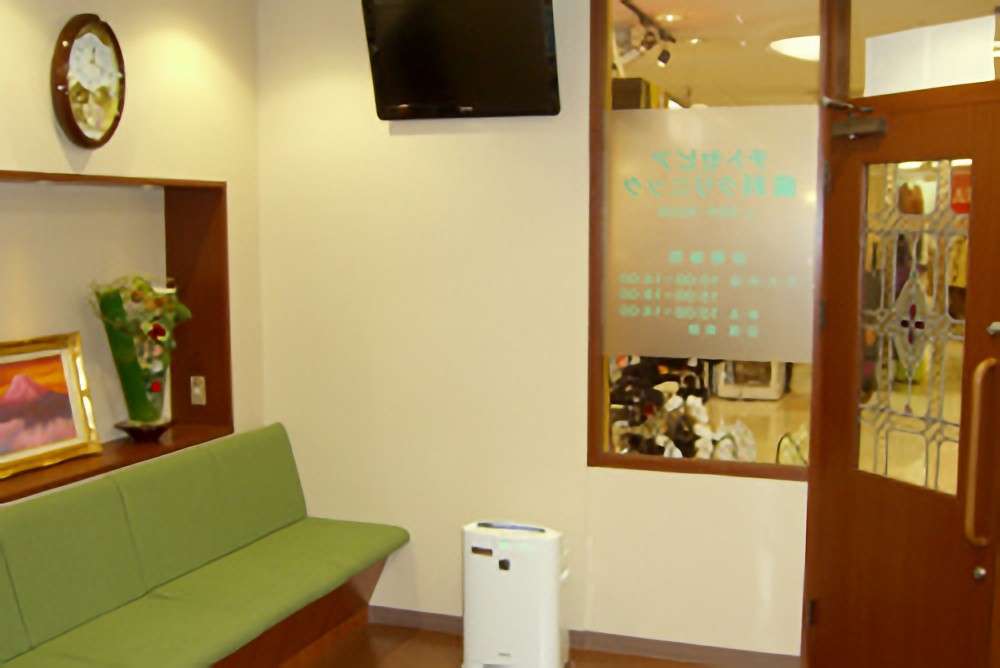 ①玄関②受付③待合室