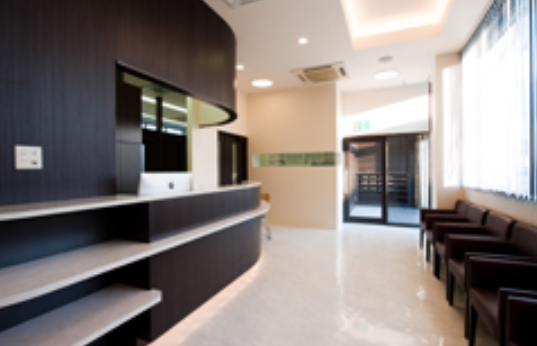 【駐車場完備】丁寧な治療説明と安心の設備で幅広い内容の歯科治療を提供