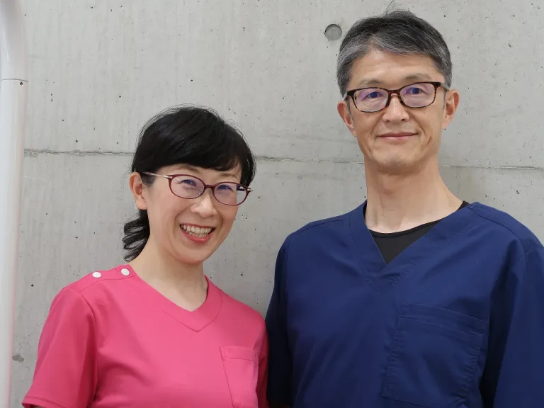 ①歯科医院外観②待合スペース③院長