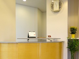 ①外観②受付③待合室