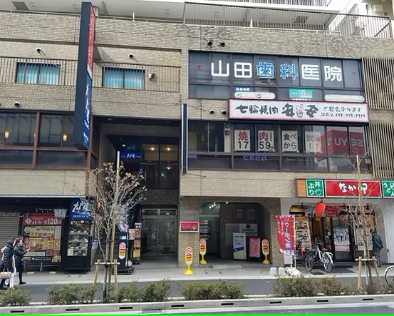 ①クリニック外観②受付③入口