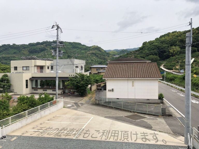 医院の手前に駐車スペースがあります