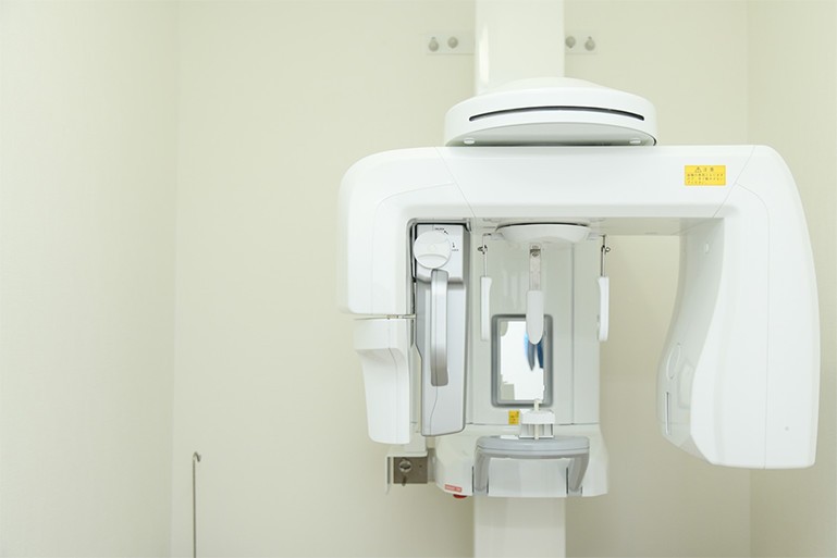 歯科用CTで精密検査を行い治療の精度を高めています