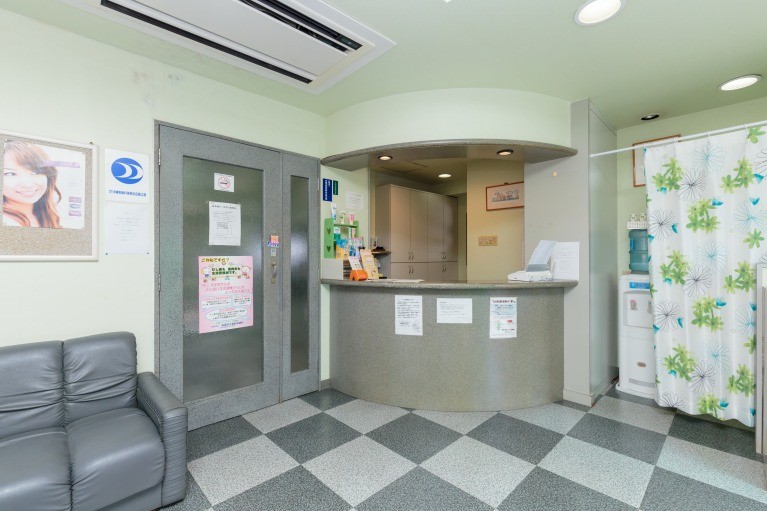 ①クリニック外観　②受付　③待合室