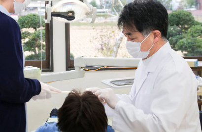 あなたのお口にぴったり合い、よく噛める入れ歯（義歯）をお作りしています。