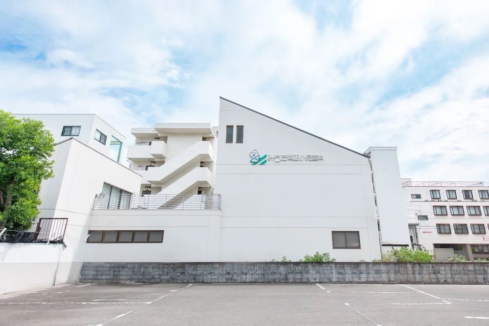 ①外観②待合室③物販コーナー