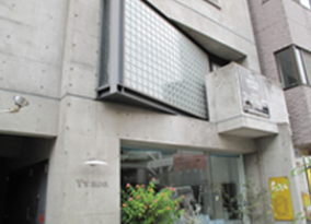 ①クリニック外観　②待合室　③診療室