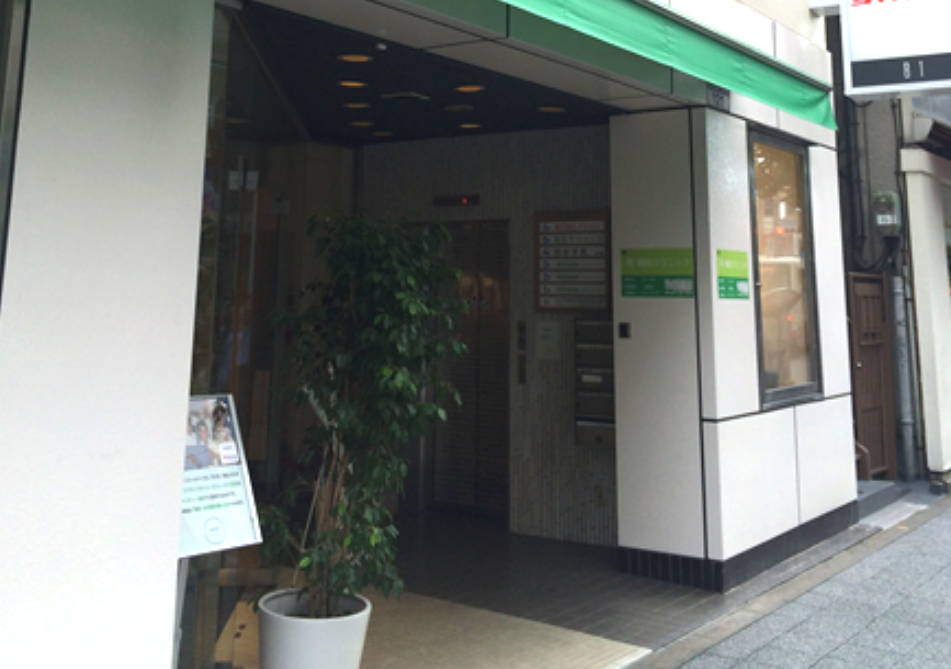 ①クリニック外観②待合室③診察室