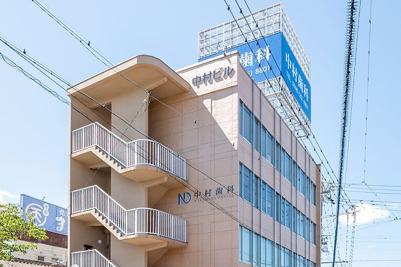 ①クリニック外観　②受付　③待合室