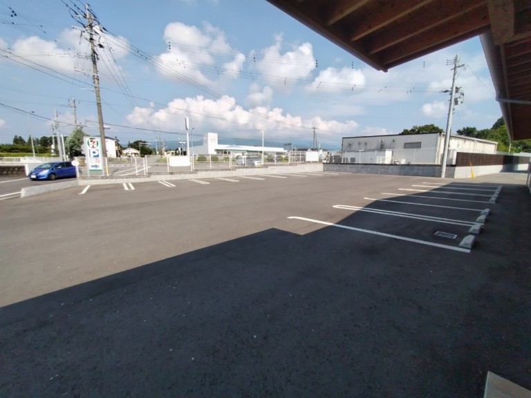 とても広い駐車場が完備されています