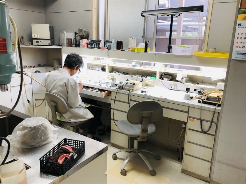 ①医院外観 ②受付 ③院内技工室