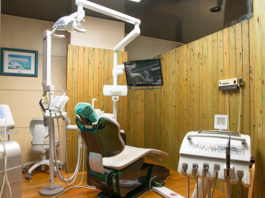 ①外観②受付③診療スペース