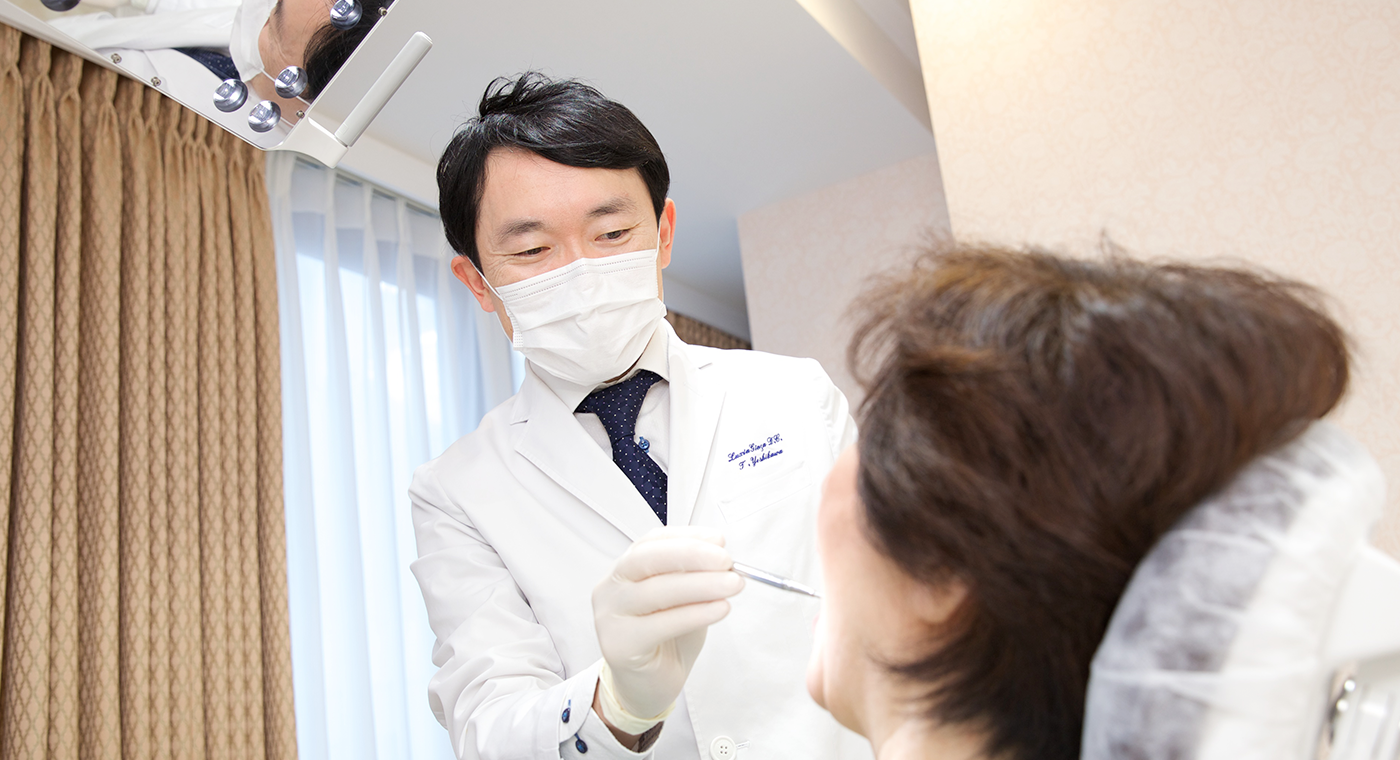 ①②診療風景 ③受付