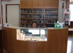 ①クリニック外観　②受付　③待合室