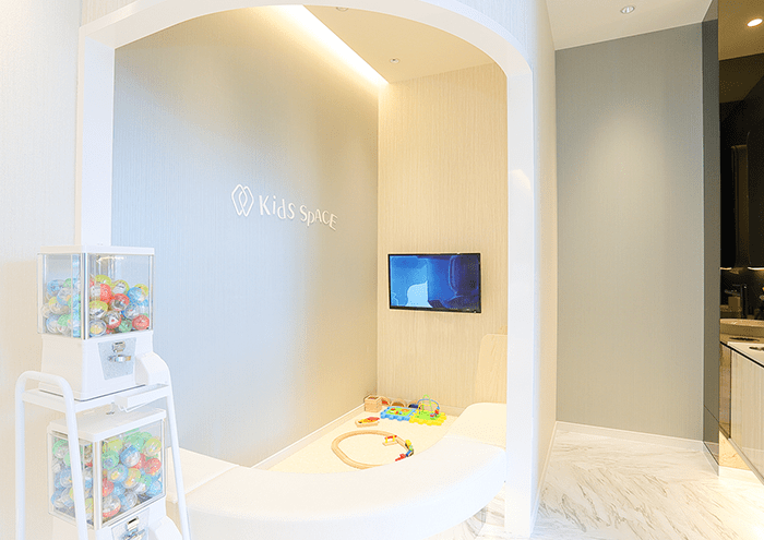①診療室②受付③キッズスペース