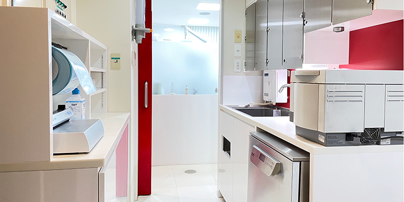 ①マイクロスコープ　②診療室　③準備室