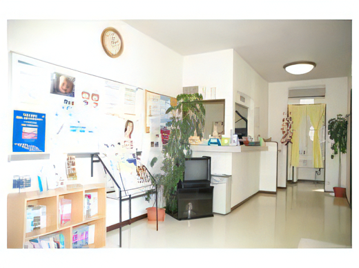 ①クリニック外観②受付③待合室