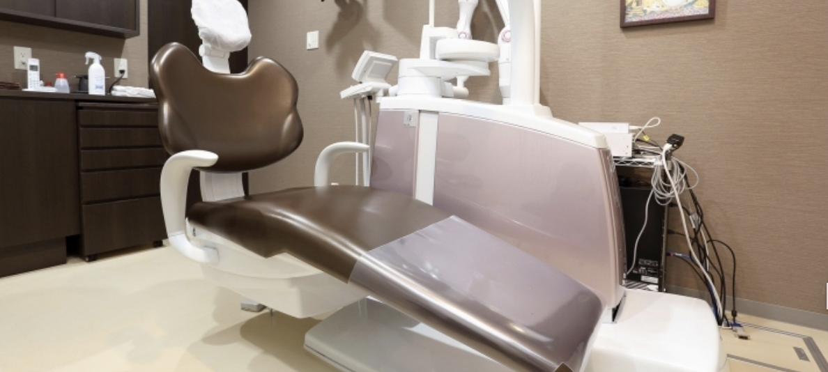 ①クリニック外観②受付③診療チェア