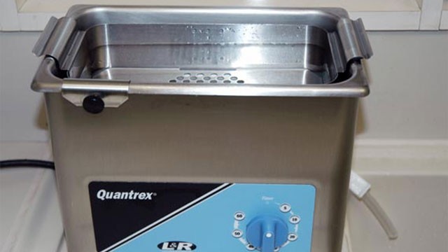 超音波消毒機によって治療器具の細菌などを洗っています