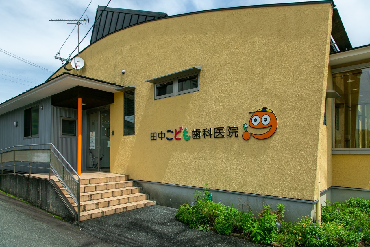 ①医院外観②プレイスペース③受付