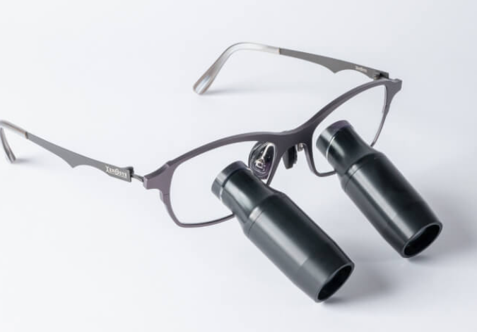 高倍率拡大鏡を使って、見えにくい根の先までしっかり確認