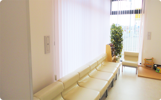 ①クリニック外観②診療室③待合室