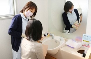 矯正治療の合間にも、口腔内を清潔に保つ取り組みを実施