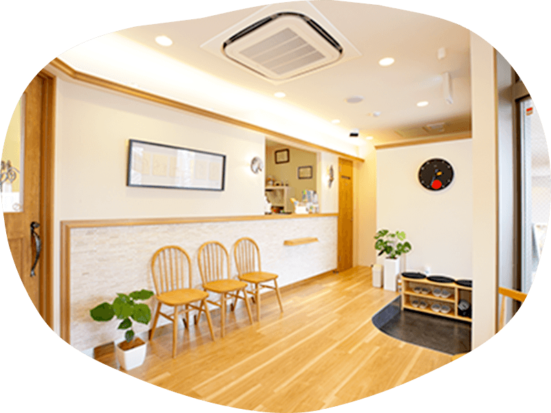 ①クリニック外観　②待合室　③診療室