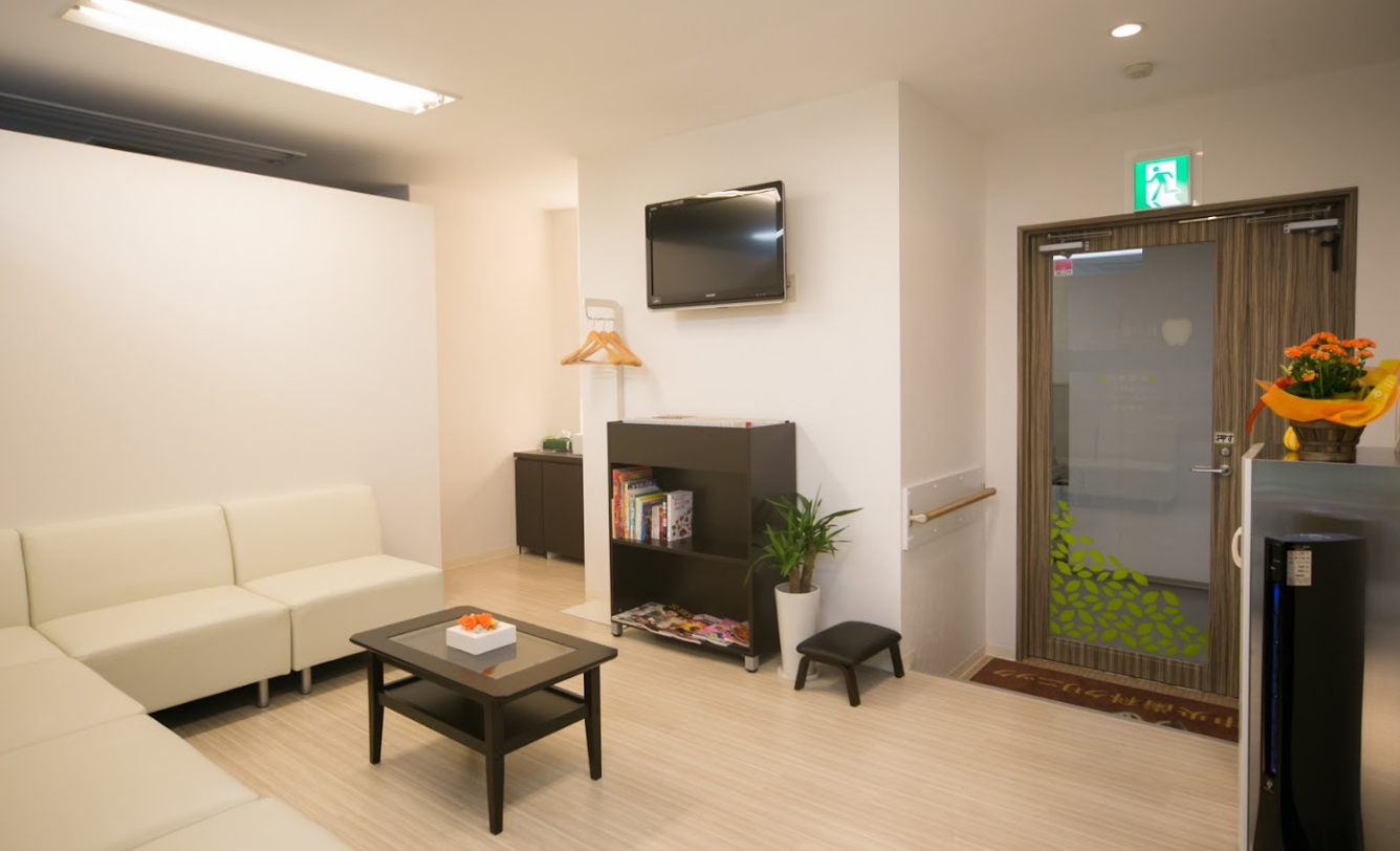 ①クリニック外観　②待合室　③診察室