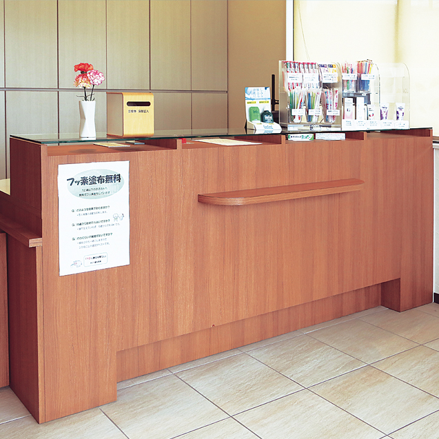 ①クリニック外観②受付③待合室