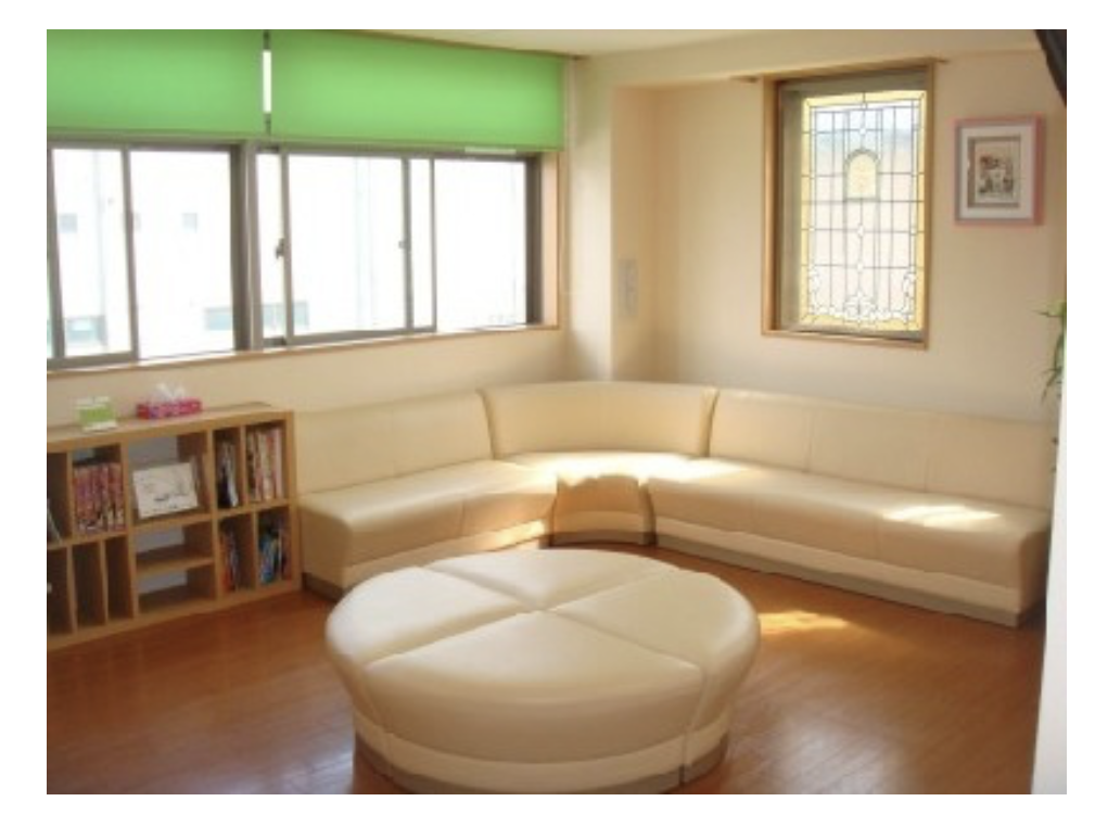 ①受付②待合室③医院周辺地図