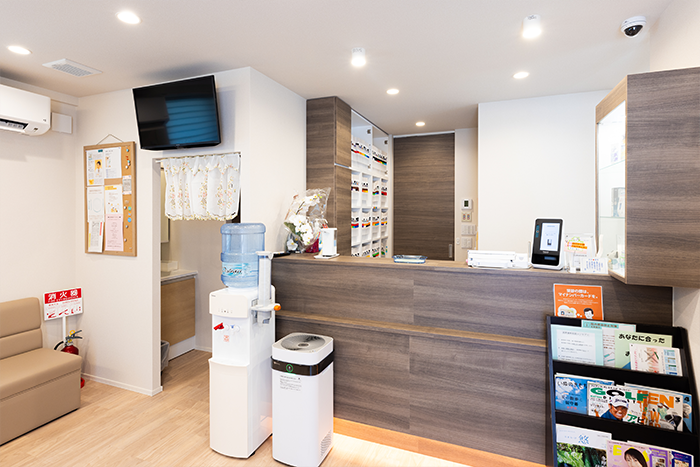①クリニック外観②受付③待合室