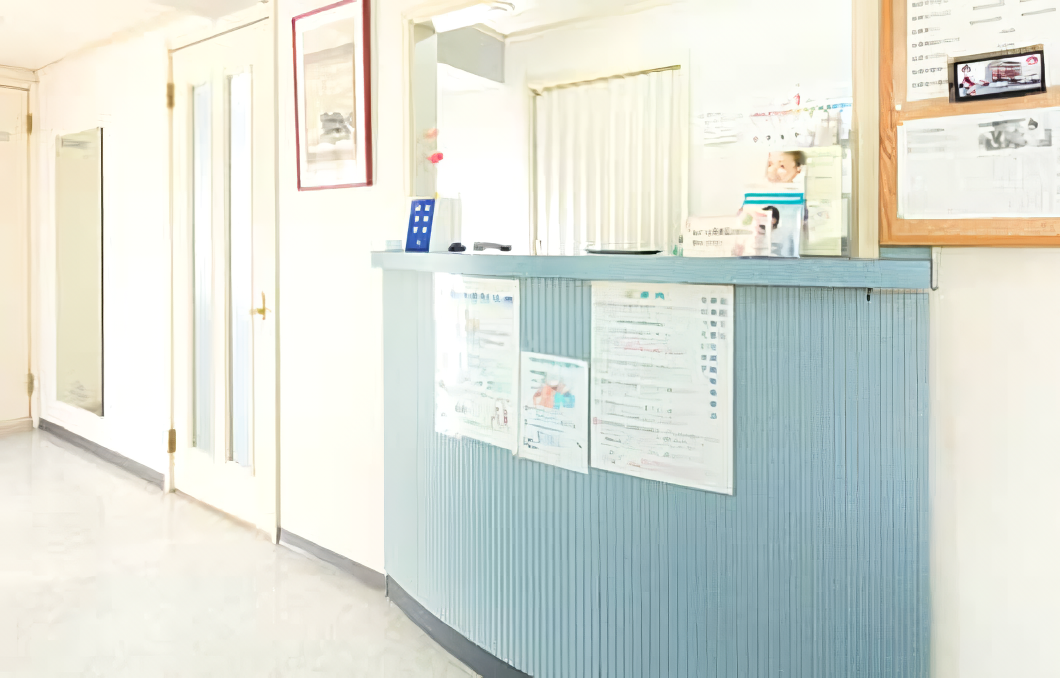 白と青色が映える落ち着いた受付です