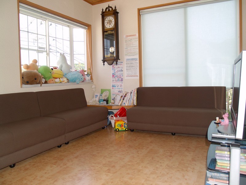 ①医院外観②受付カウンター③待合室